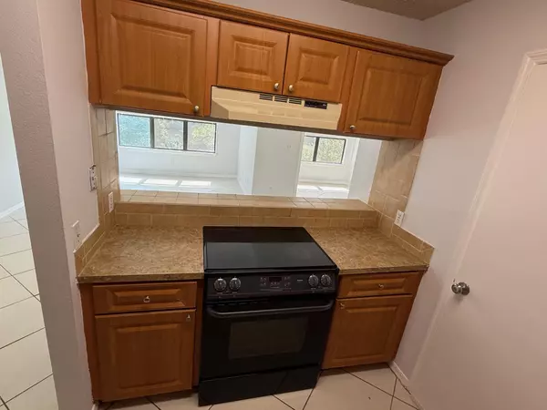 Boynton Beach, FL 33426,2315 N Congress AVE 37