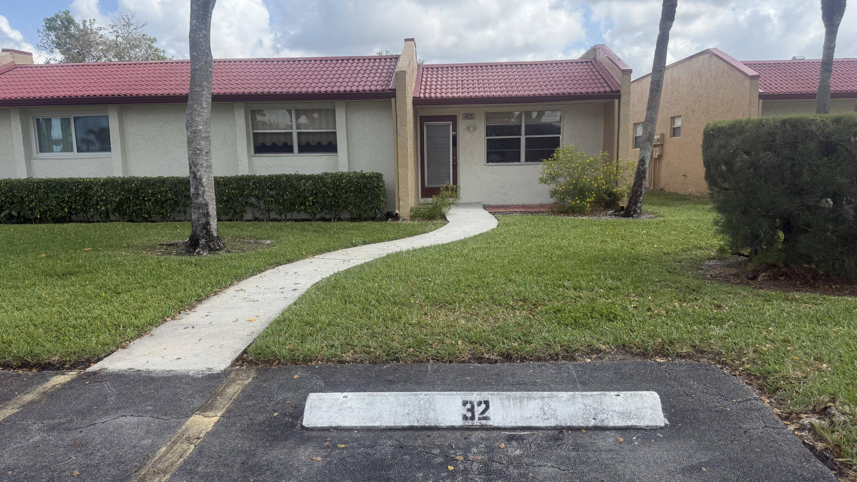 425 Lake Helen DR, West Palm Beach, FL 33411