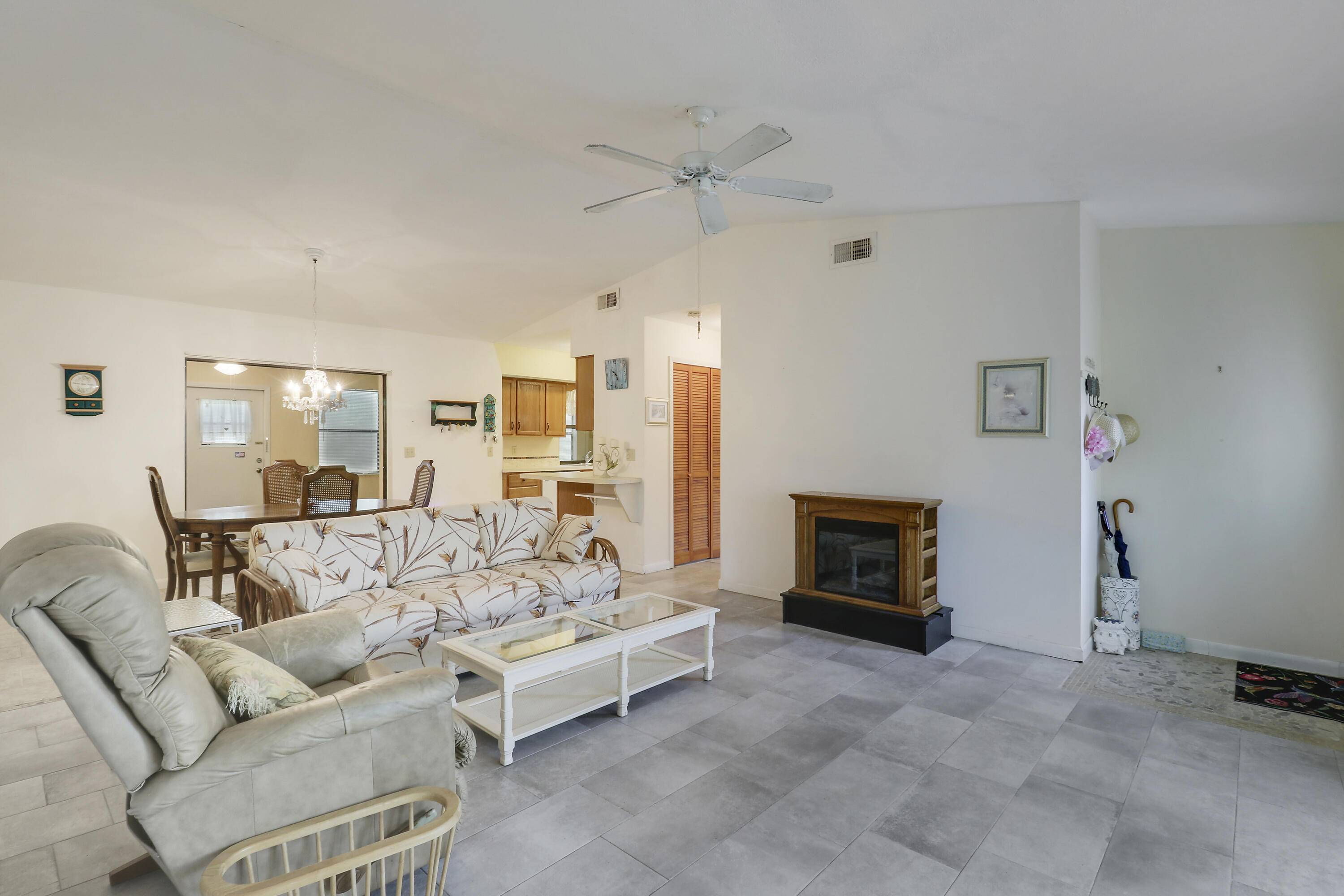 Port Saint Lucie, FL 34983,708 SE Karrigan TER