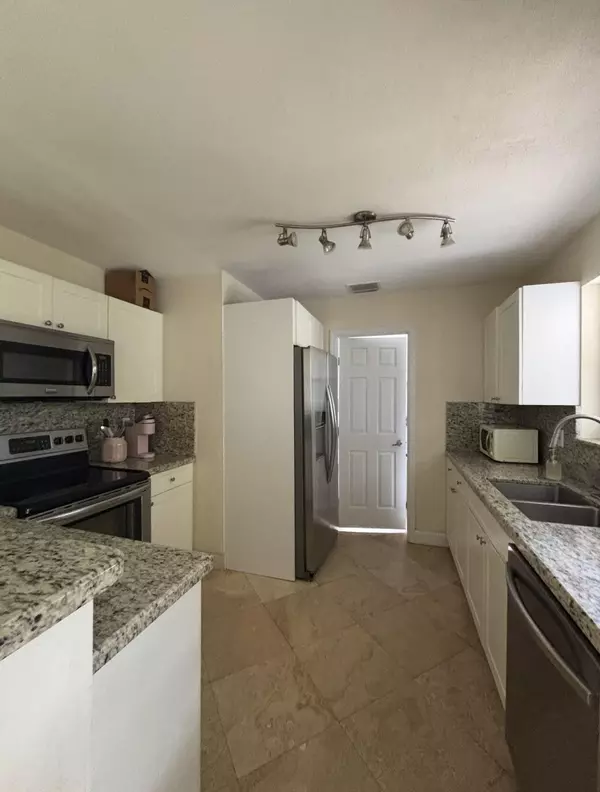 Boca Raton, FL 33486,927 W Royal Palm RD