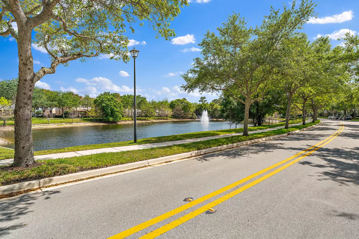 Jupiter, FL 33458,128 W Thatch Palm CIR
