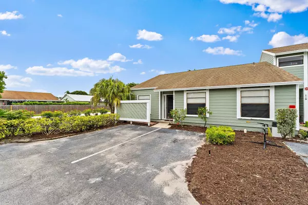 Jupiter, FL 33458,202 Lakewood DR 11c