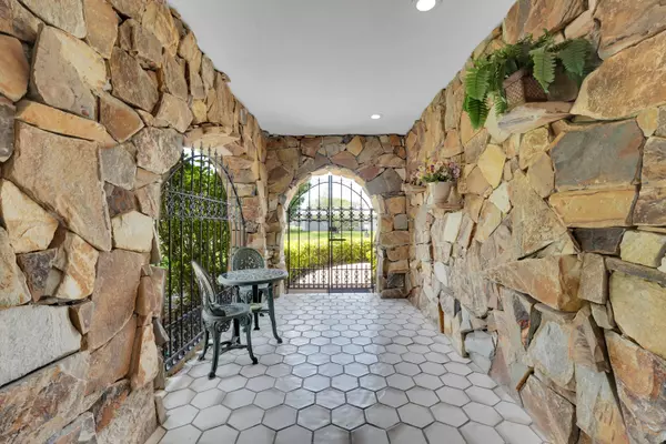 Port Saint Lucie, FL 34983,465 SE Naranja AVE