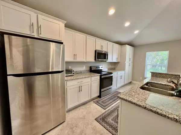 Stuart, FL 34994,713 SE East AVE
