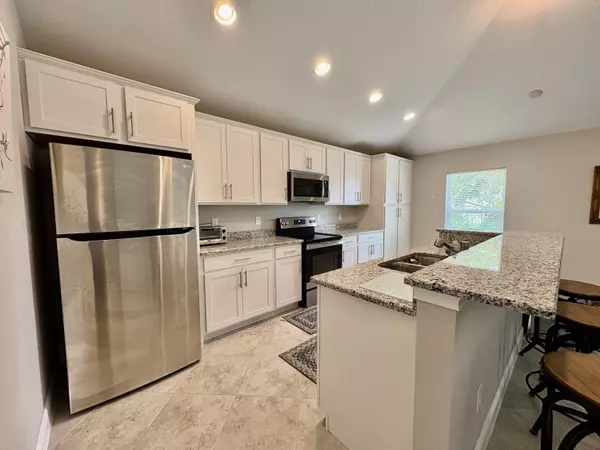 Stuart, FL 34994,713 SE East AVE