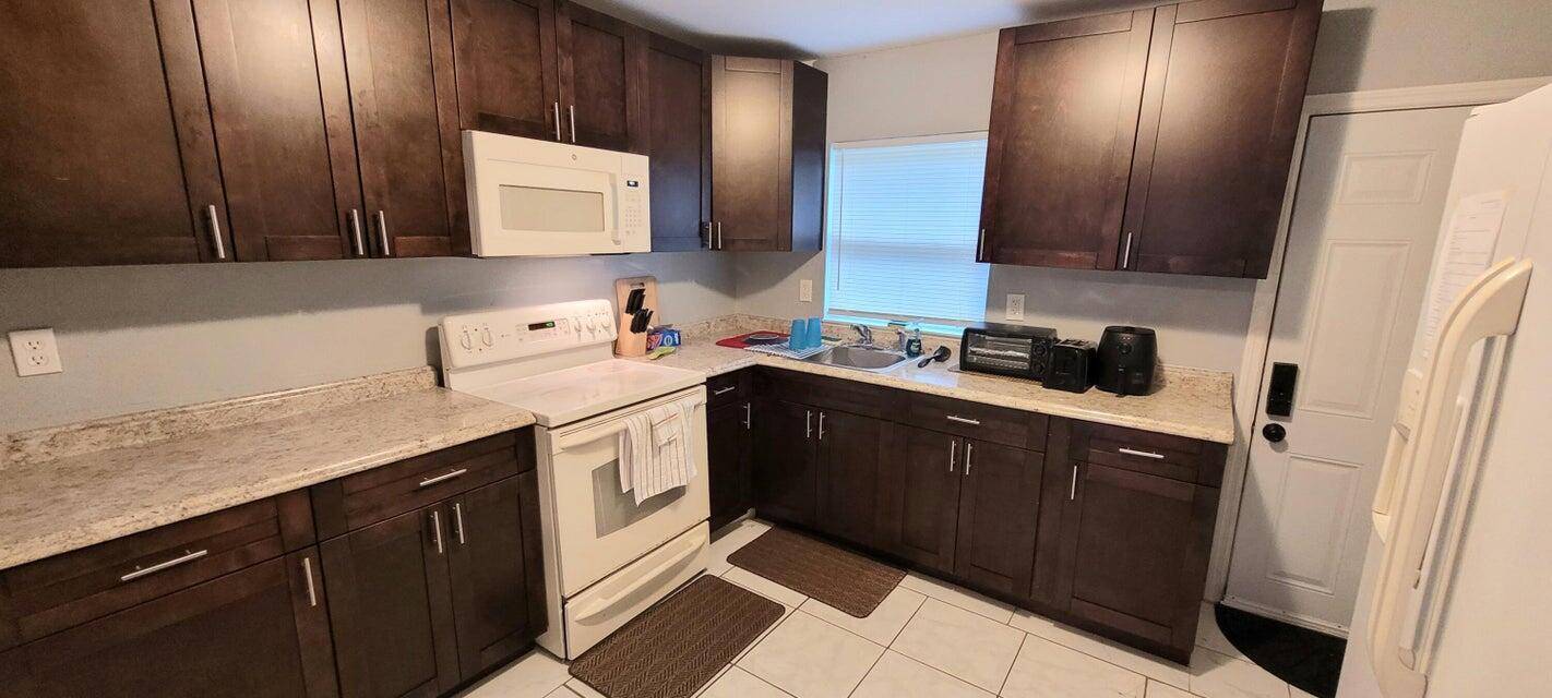 Fort Pierce, FL 34946,2301 Juanita AVE 3