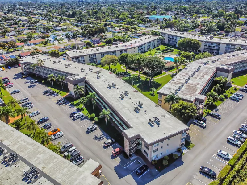 700 Village Green CT 221, Palm Springs, FL 33461