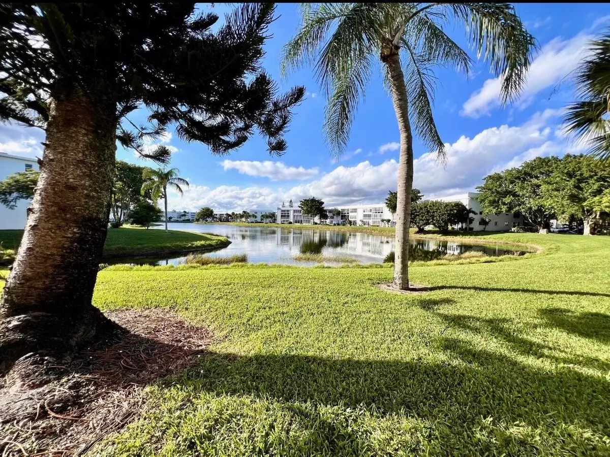 West Palm Beach, FL 33417,203 Wellington E 203