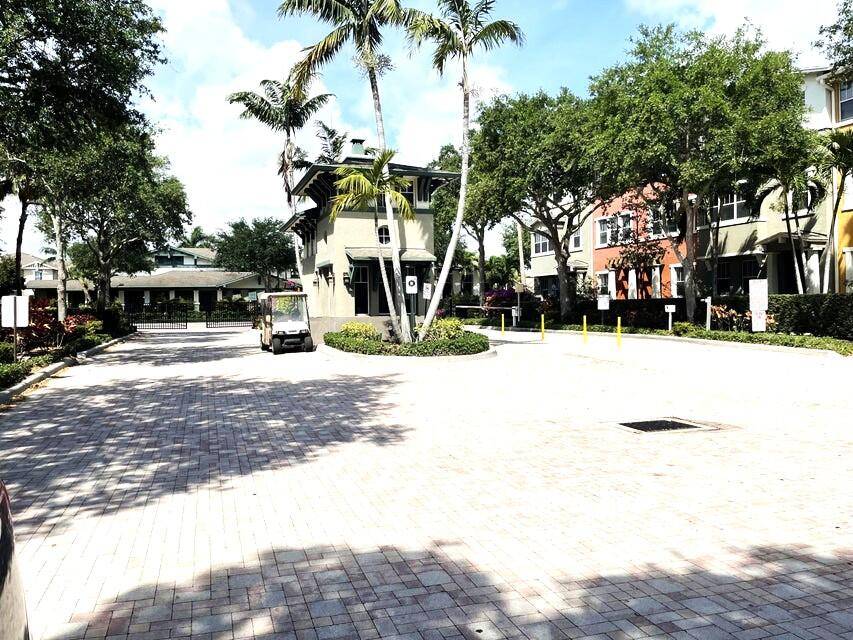 590 Amador LN 5, West Palm Beach, FL 33401