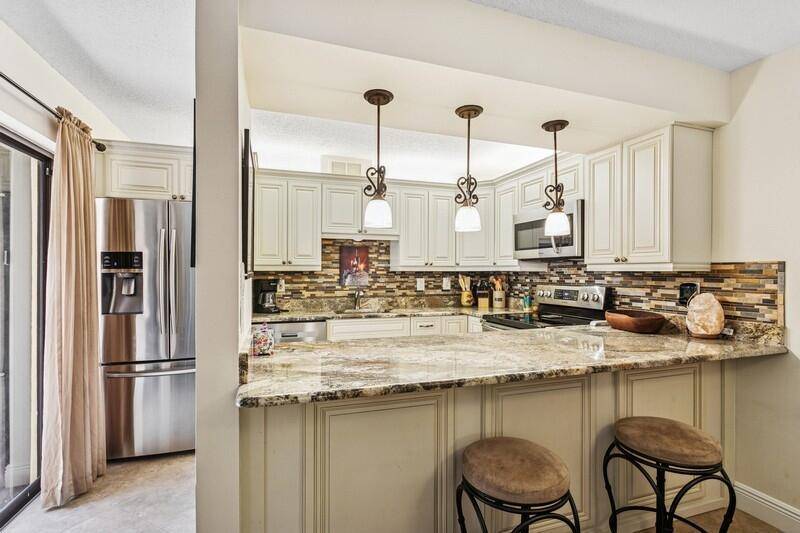 7 Atrium CIR D, Atlantis, FL 33462