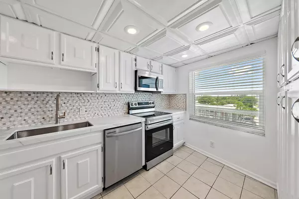 North Palm Beach, FL 33408,155 Yacht Club DR 405