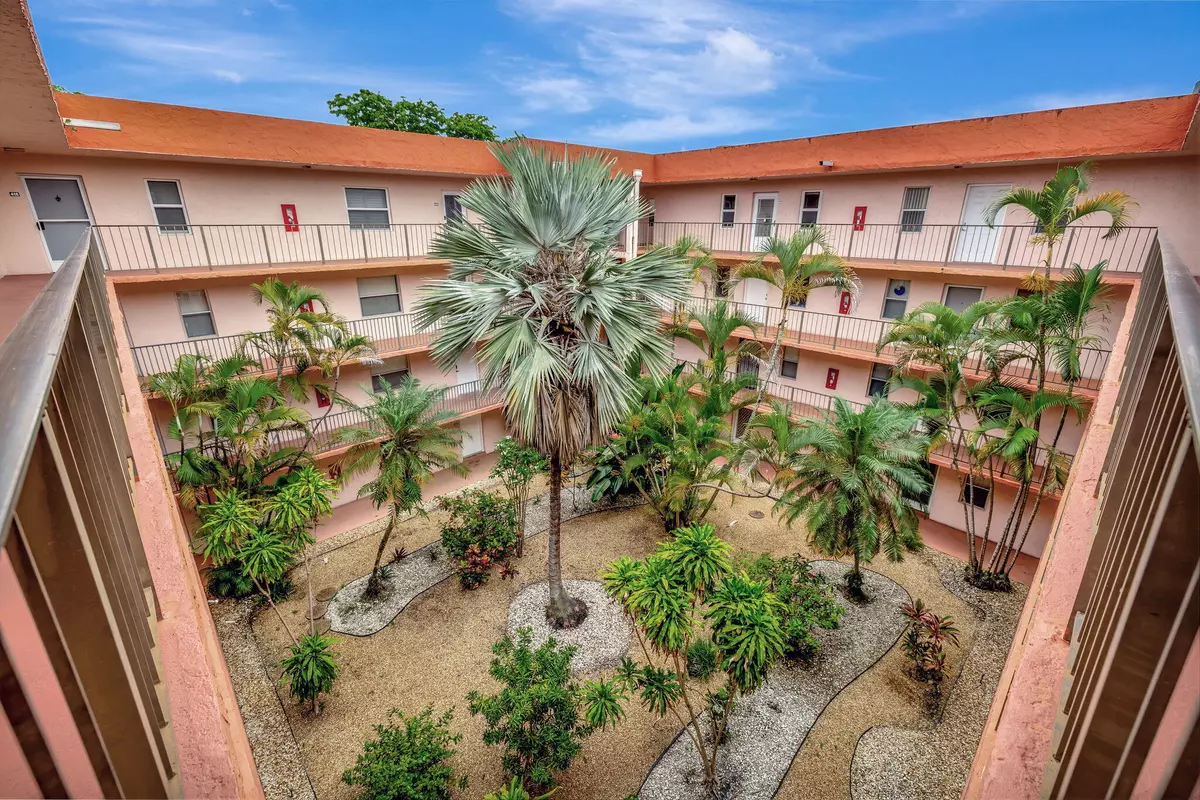 Lauderdale Lakes, FL 33311,2851 Somerset DR 406
