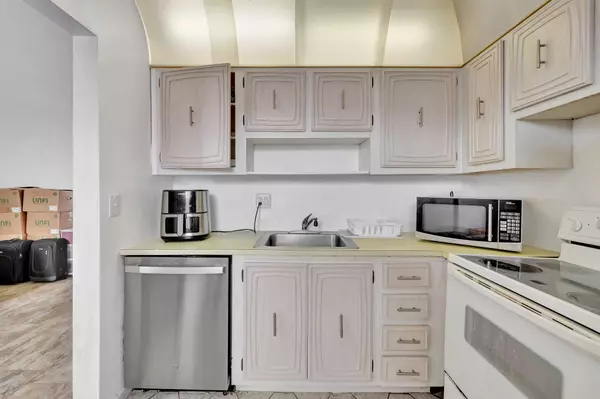 Lauderdale Lakes, FL 33311,2851 Somerset DR 406