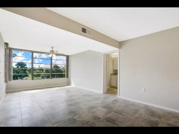 West Palm Beach, FL 33401,3636 Whitehall DR 401