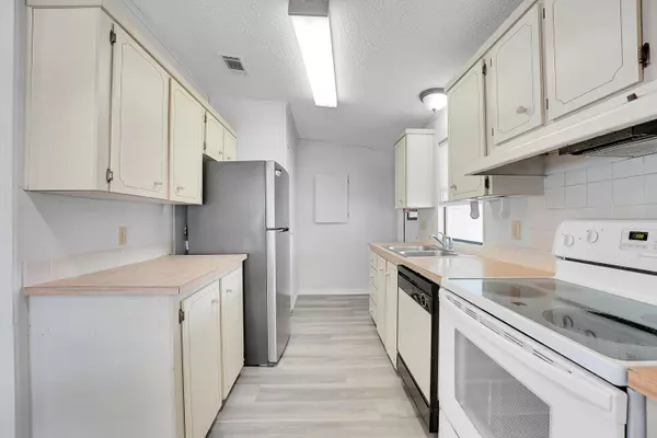 Port Saint Lucie, FL 34952,431 Natalie DR