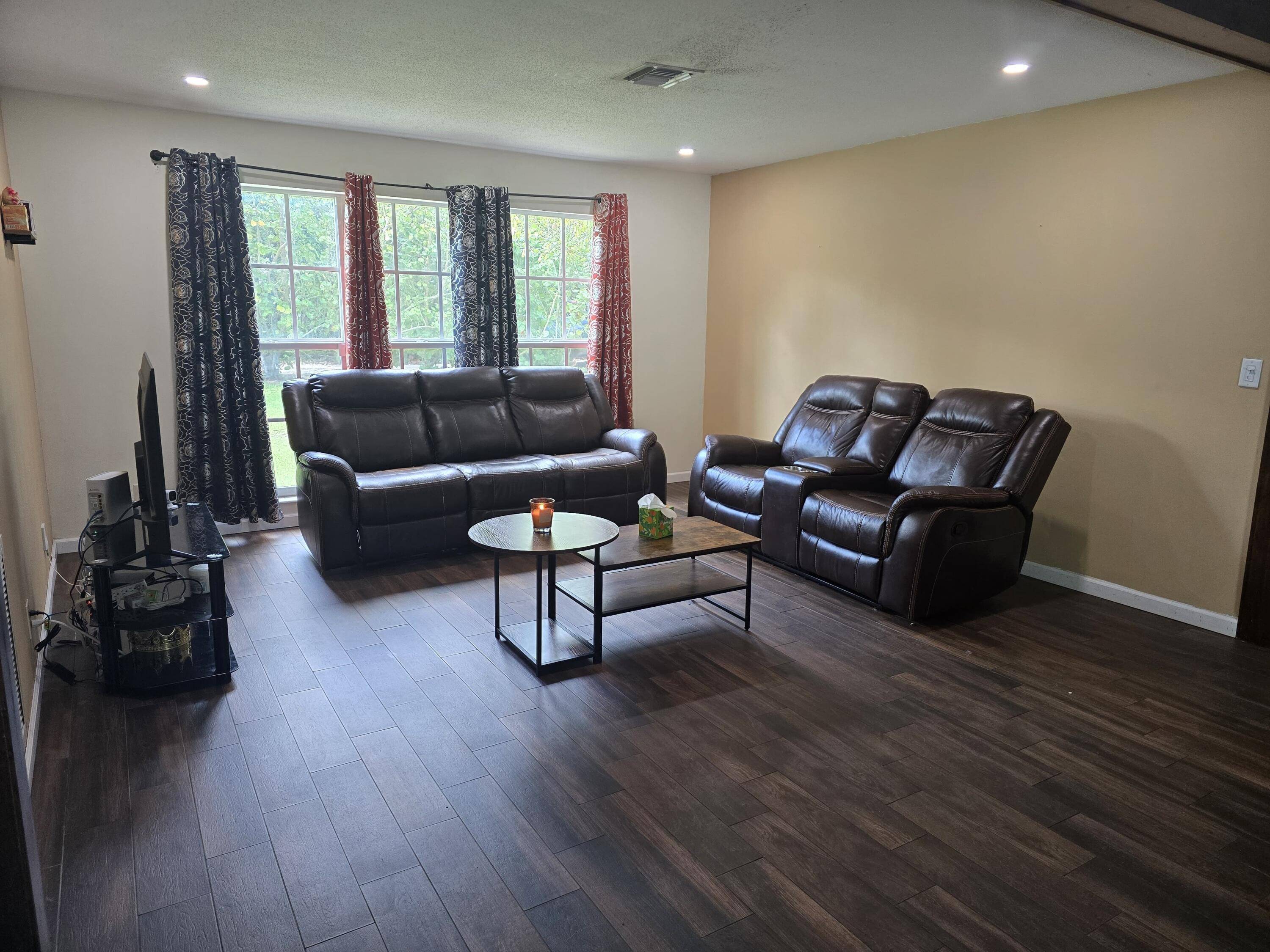 Haverhill, FL 33415,5213 Bethany LN