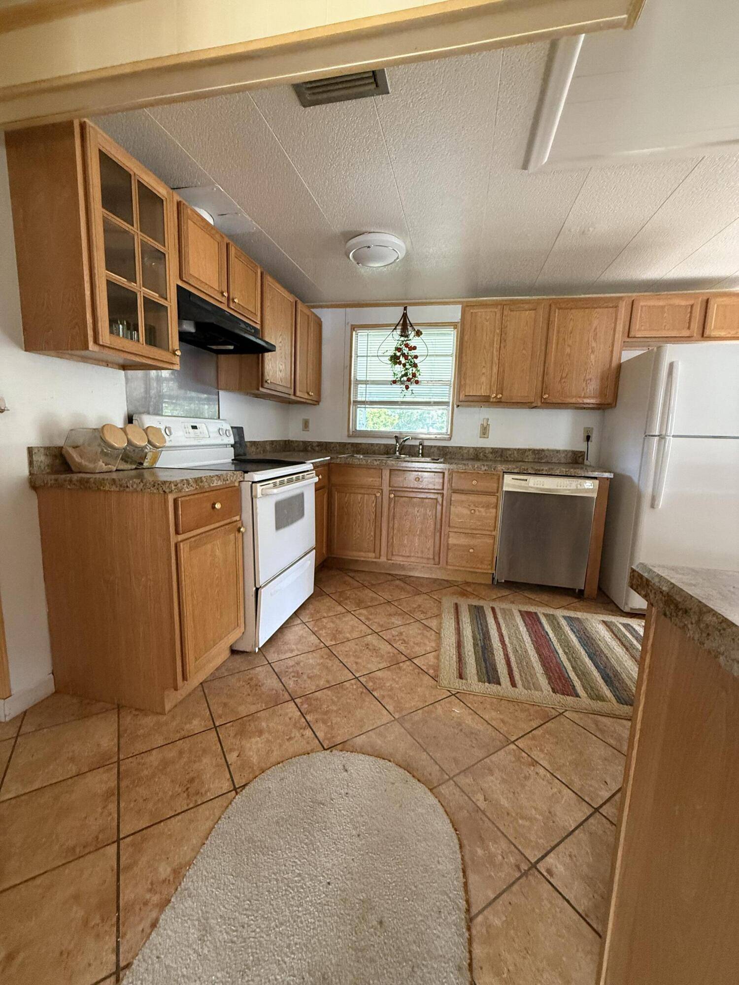 Okeechobee, FL 34974,605 SW 8th ST