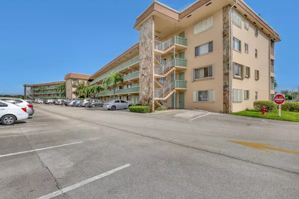 Palm Springs, FL 33461,300 S Village Green CIR 120