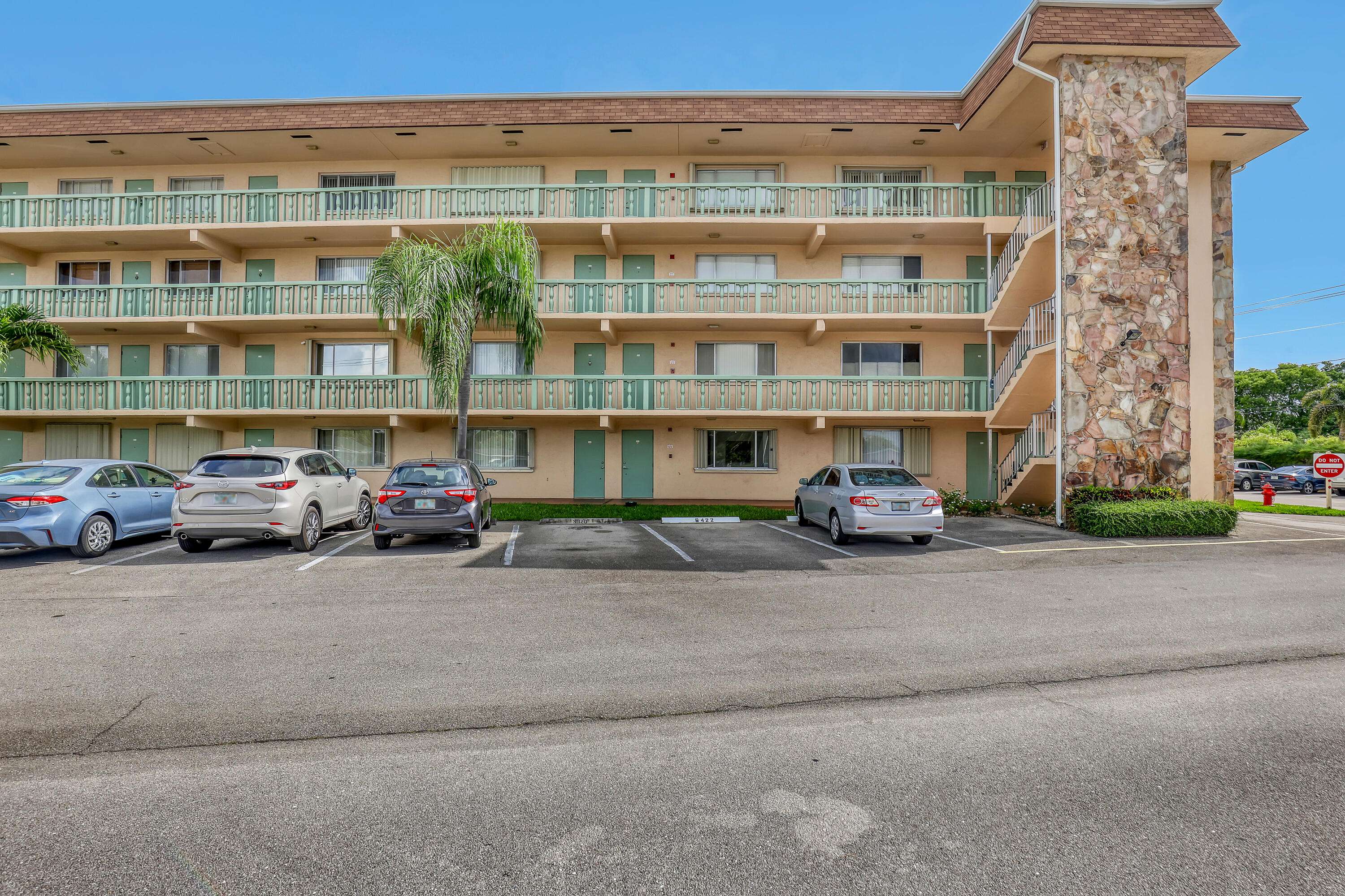 300 S Village Green CIR 120, Palm Springs, FL 33461