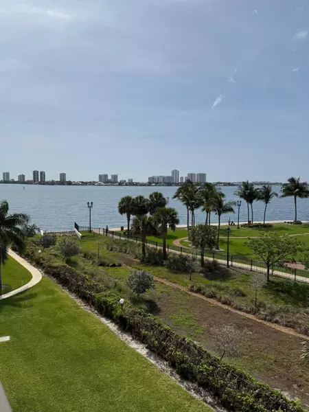 801 Lake Shore 411 DR 411, Lake Park, FL 33403