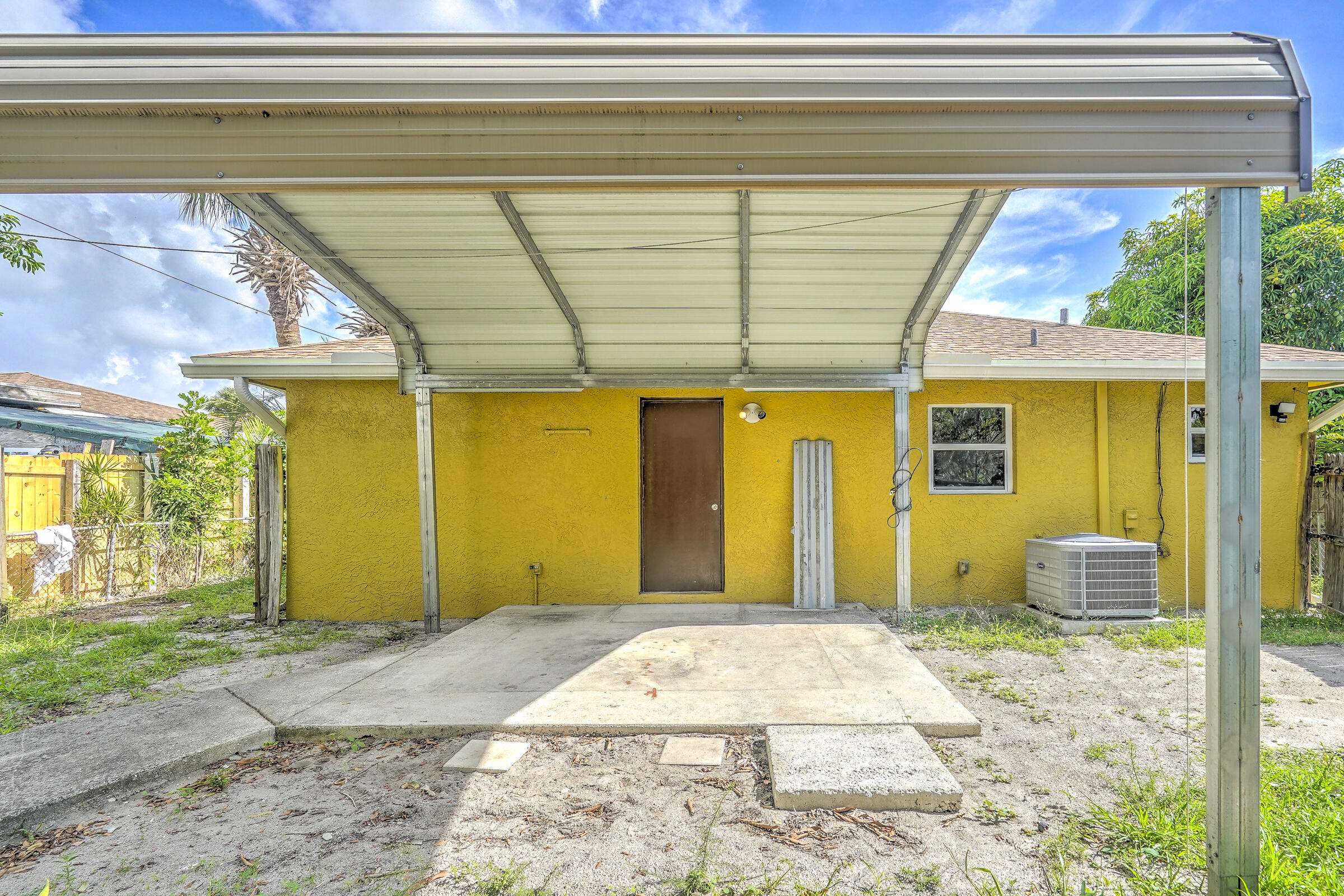 Riviera Beach, FL 33404,1555 W 17th ST
