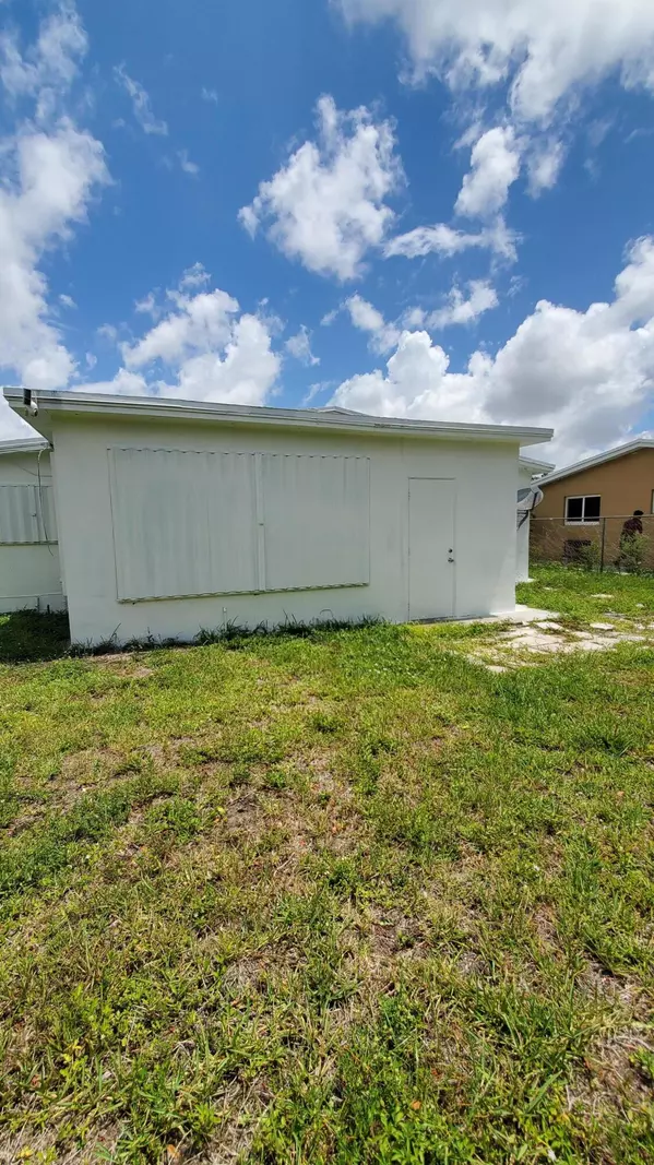 Lauderhill, FL 33311,3740 NW 9th ST