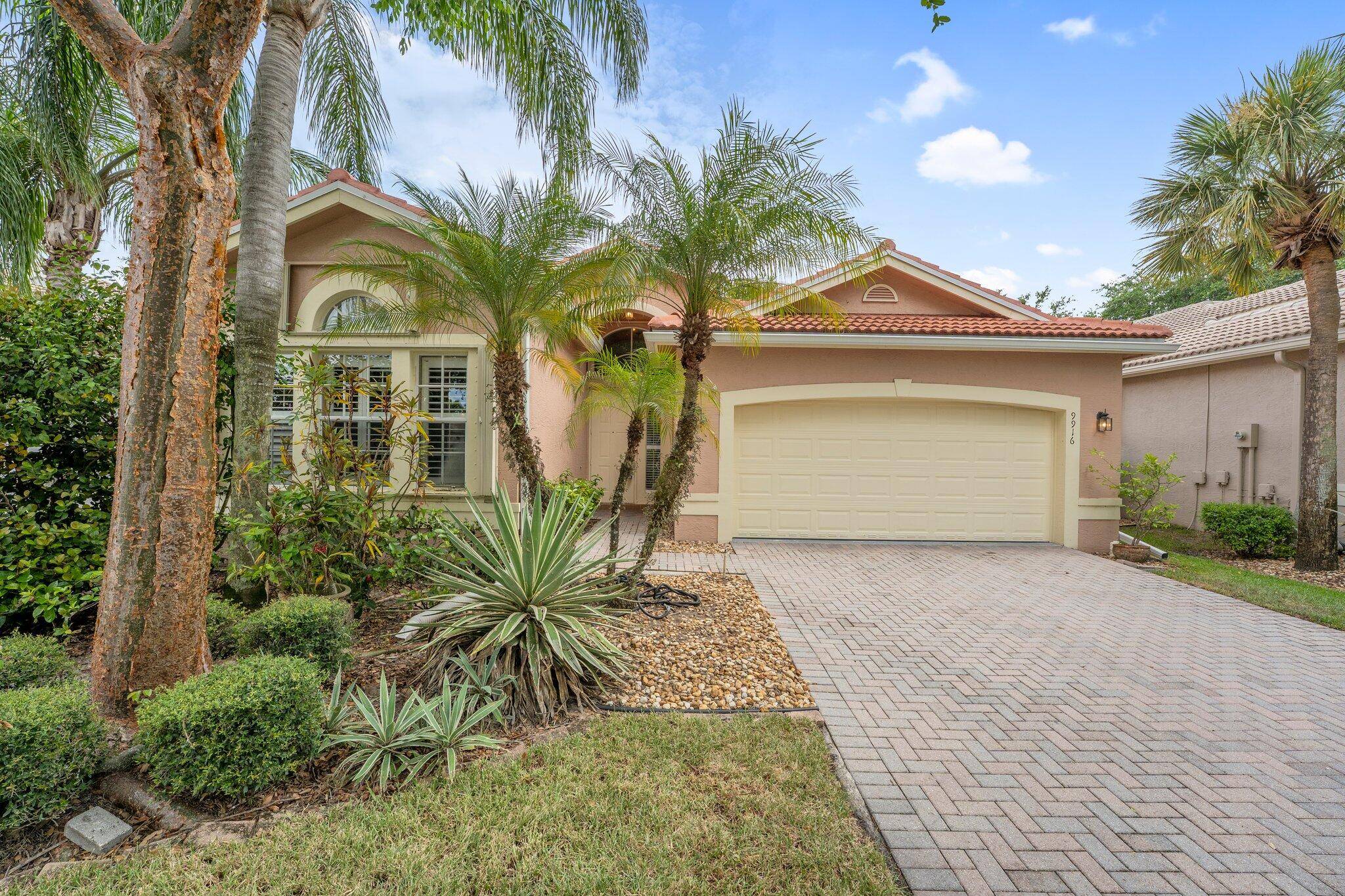 9916 E Tallyrand DR, Lake Worth, FL 33467