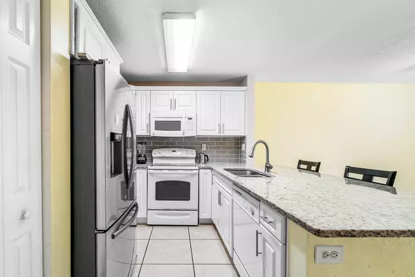 West Palm Beach, FL 33406,841 Summit Lake DR