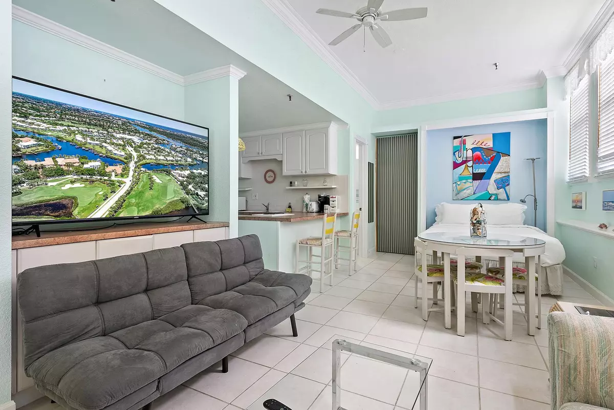 Palm Beach, FL 33480,235 Sunrise AVE 1051