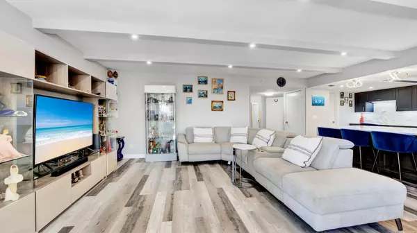 Delray Beach, FL 33444,955 Dotterel RD 2210