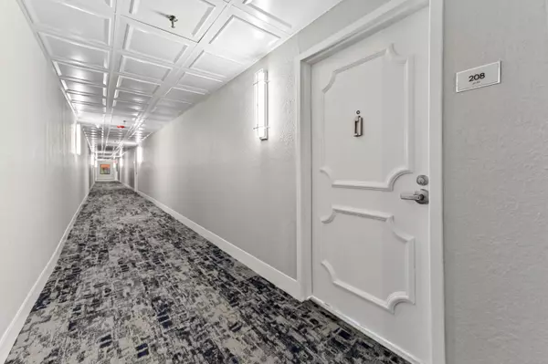 Boca Raton, FL 33487,899 Jeffery ST 208