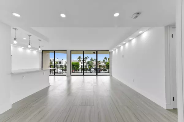 Boca Raton, FL 33487,899 Jeffery ST 208