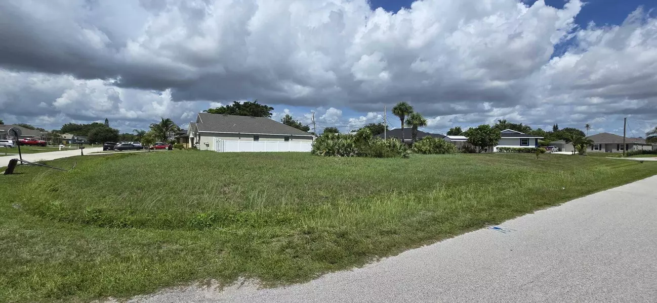 801 SW Amethist TER, Port Saint Lucie, FL 34953