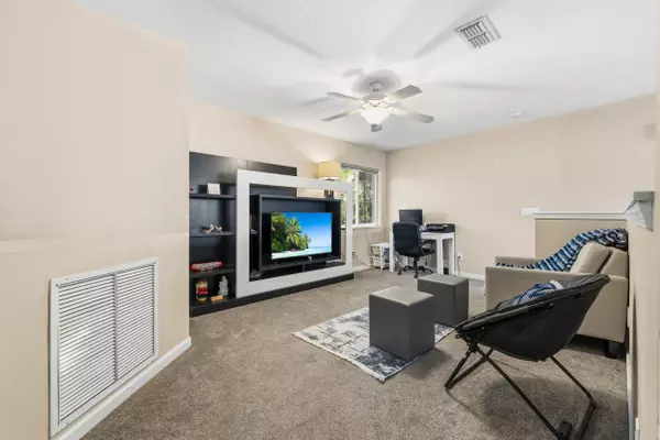 Port Saint Lucie, FL 34983,624 NE Bent Paddle LN