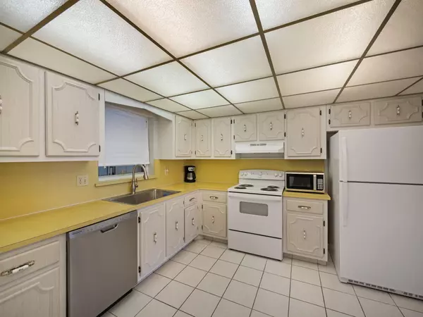 Lake Park, FL 33403,801 Lake Shore DR 204