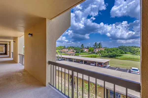 Palm Beach Gardens, FL 33418,5390 Woodland Lakes DR 305
