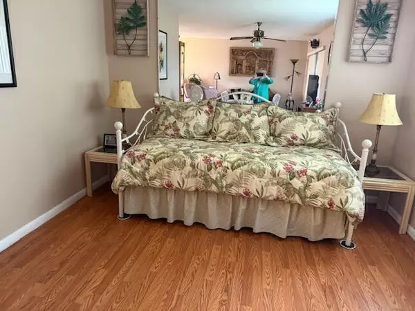 Palm Springs, FL 33461,725 Lori DR 313