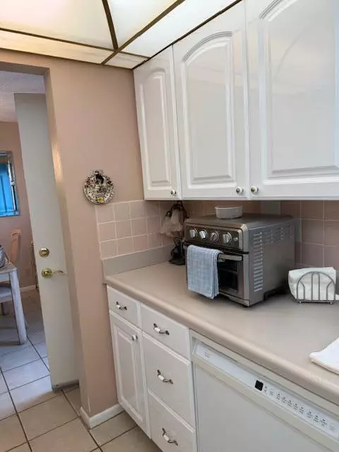 Palm Springs, FL 33461,725 Lori DR 313