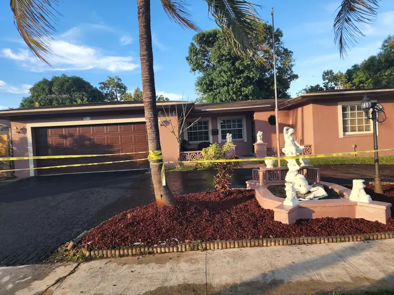 3695 NW 27 ST, Lauderdale Lakes, FL 33311