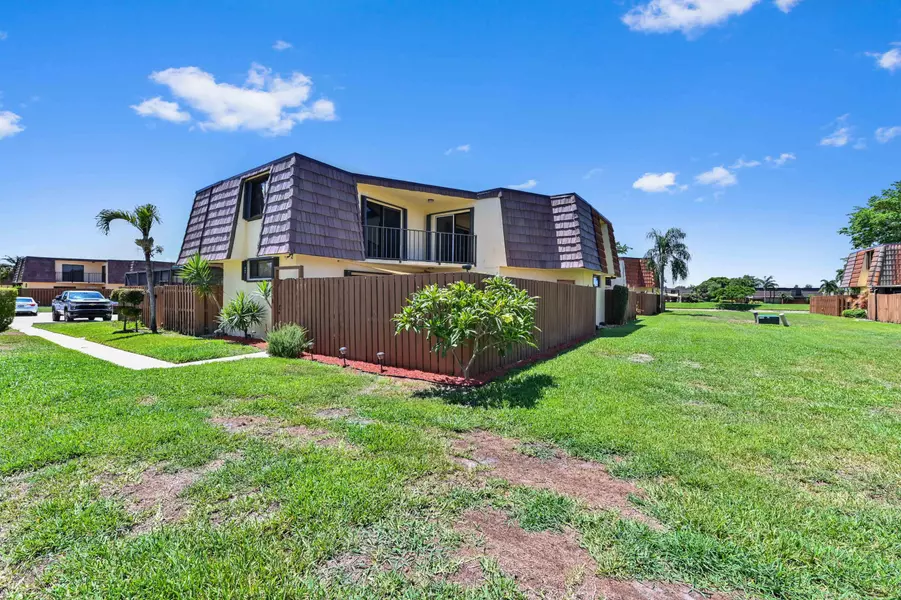 111 Springdale CIR, Palm Springs, FL 33461