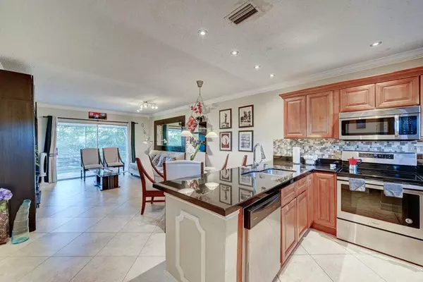 5102 NW 36th ST 604, Lauderdale Lakes, FL 33319