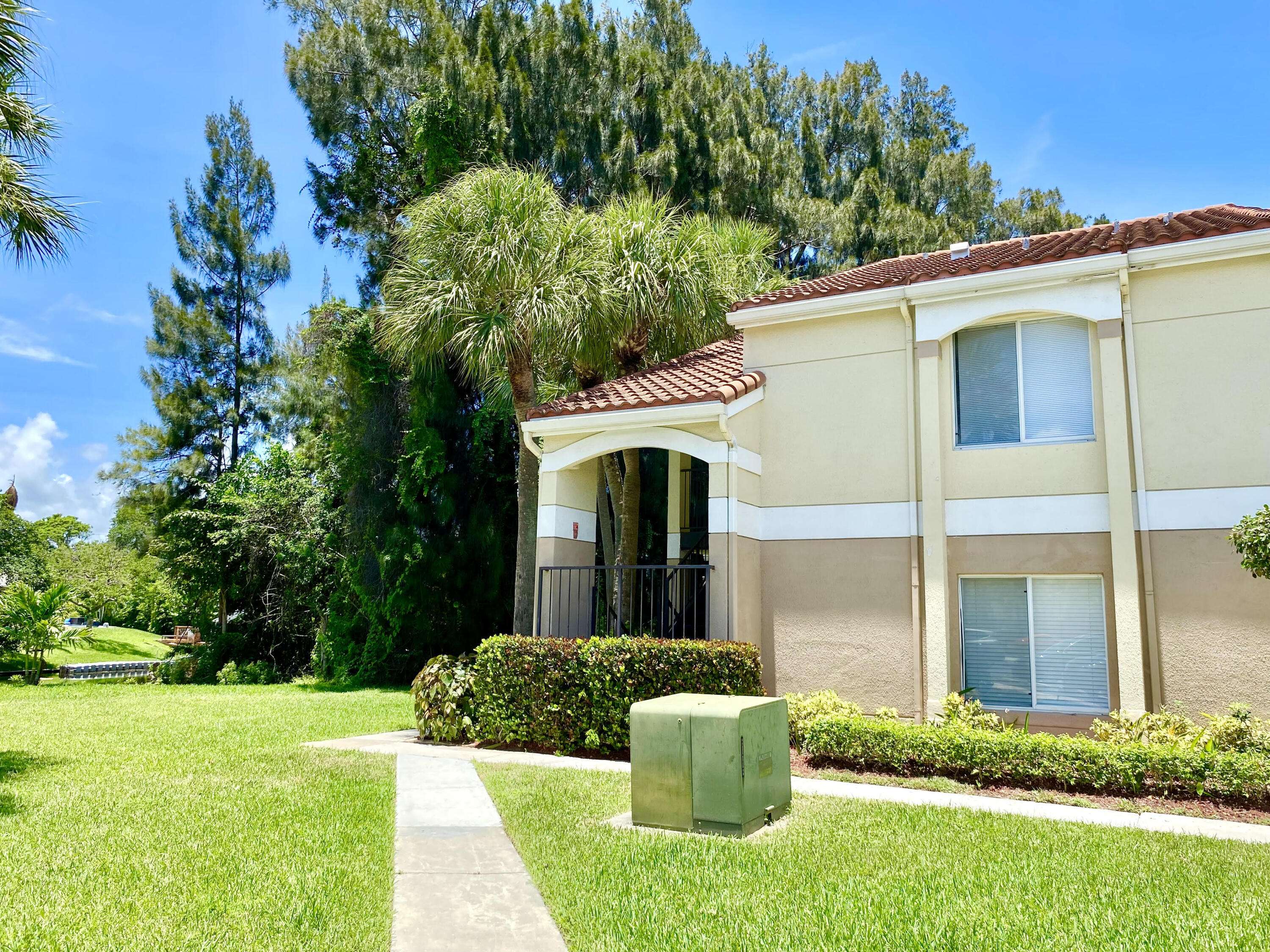 Boynton Beach, FL 33426,815 W Boynton Beach BLVD 16-201