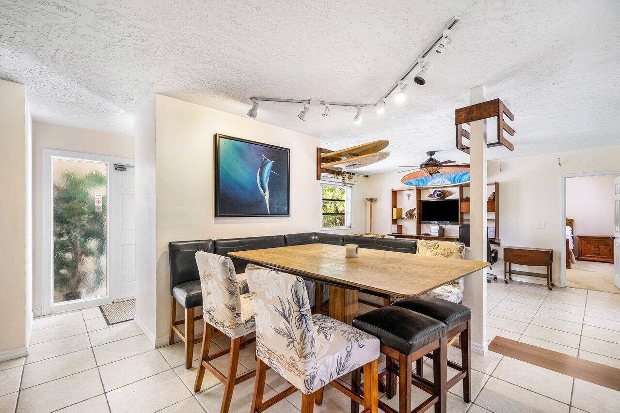 North Palm Beach, FL 33408,933 Laurel RD