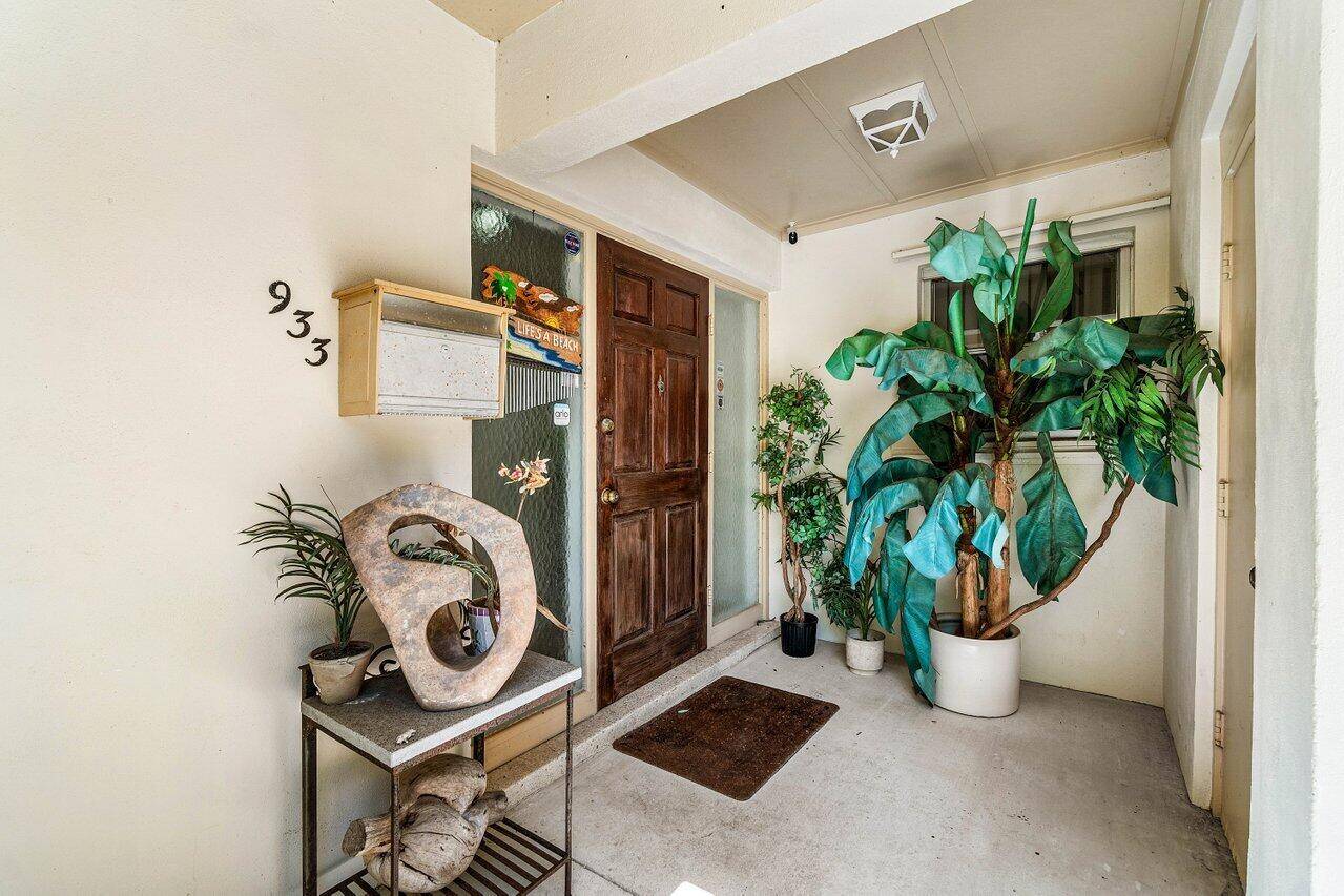 North Palm Beach, FL 33408,933 Laurel RD