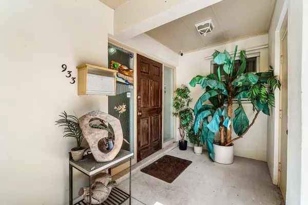 North Palm Beach, FL 33408,933 Laurel RD