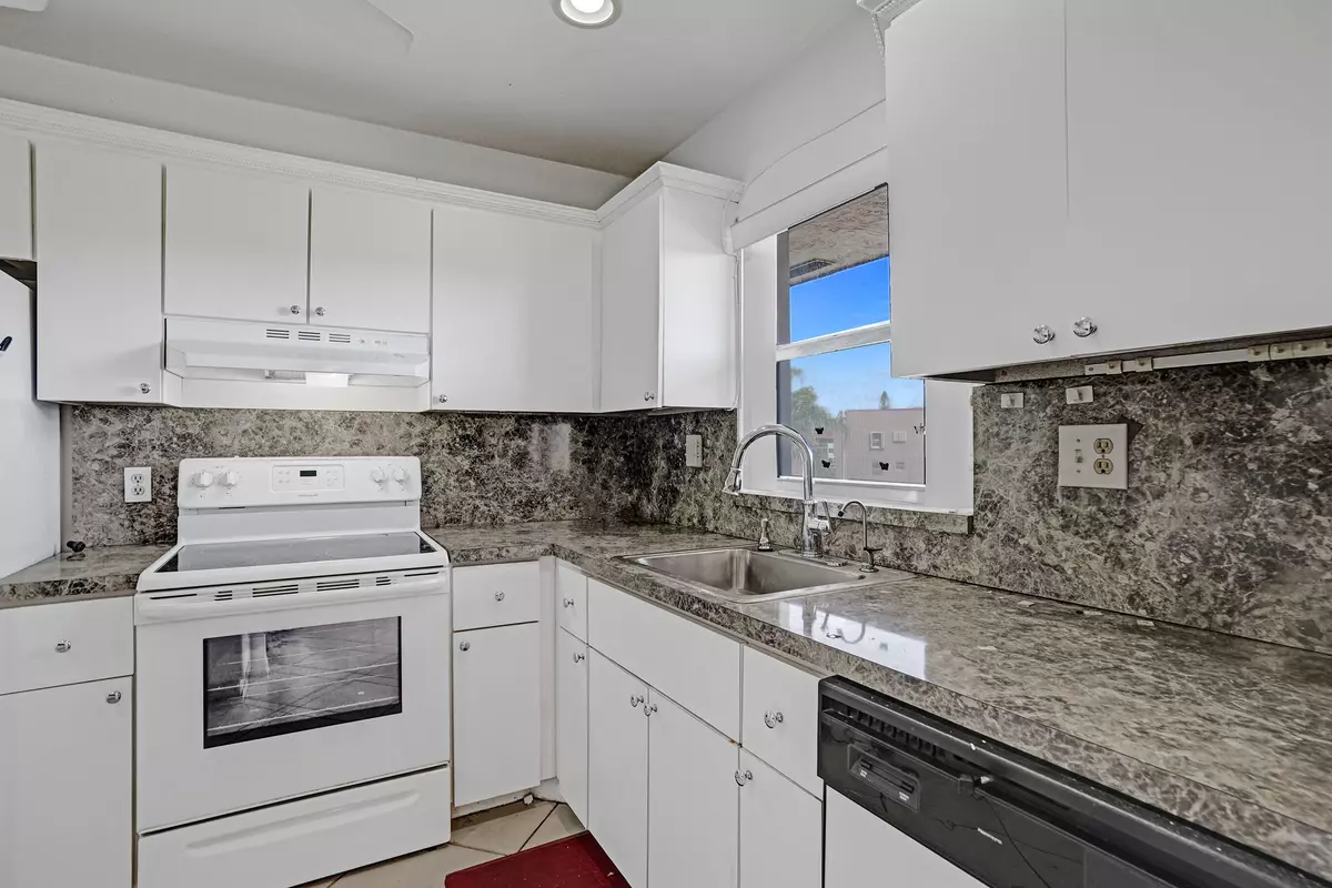 Sunrise, FL 33322,9700 Sunrise Lakes BLVD 305