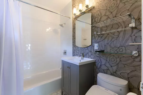 Lake Worth Beach, FL 33460,123 N Palmway DR Guest House
