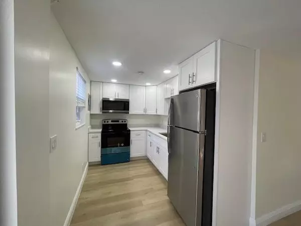 West Palm Beach, FL 33401,302 N Tamarind AVE 923-1