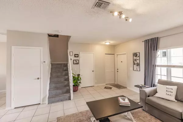 Tamarac, FL 33321,5900 S Golden Beauty LN 5900