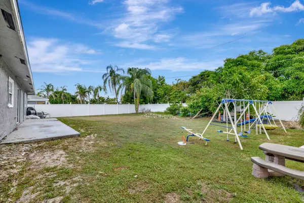 Port Saint Lucie, FL 34983,557 SW Violet AVE